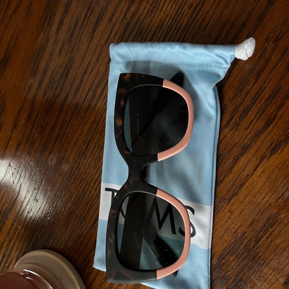 Tom’s sunglasses - Picture 1 of 2
